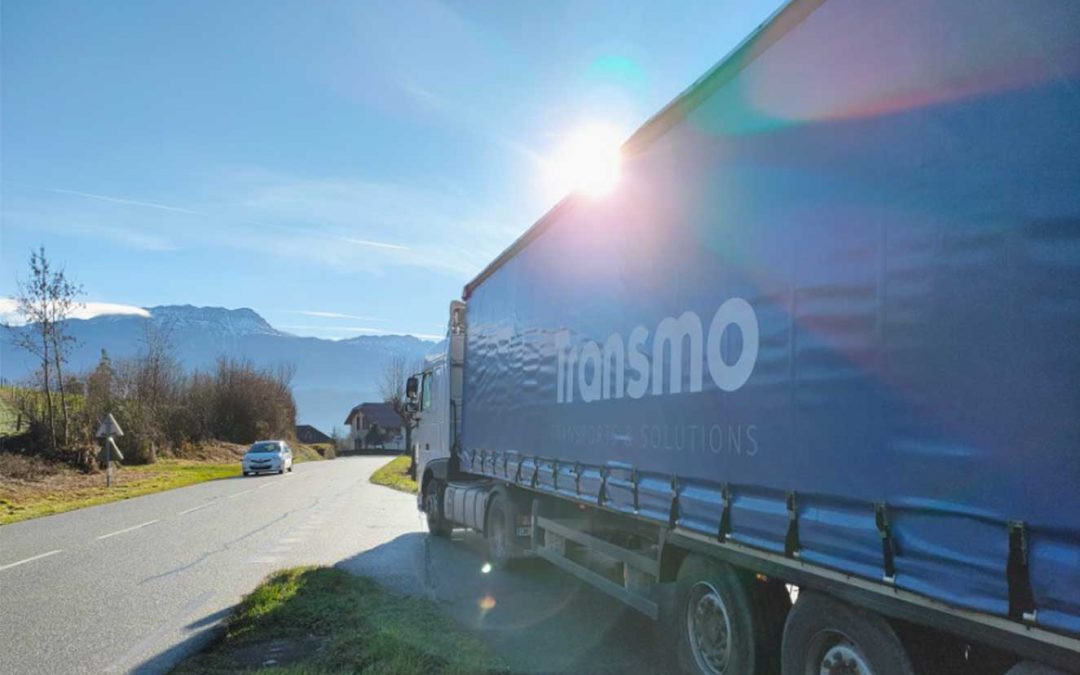 Camion logo Transmo - Transport routier de marchandises, stockage et logistique à Grenoble.